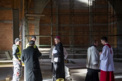 Ks. Arcybiskup ogląda postępy budowy nowego kościoła 4.03.2020